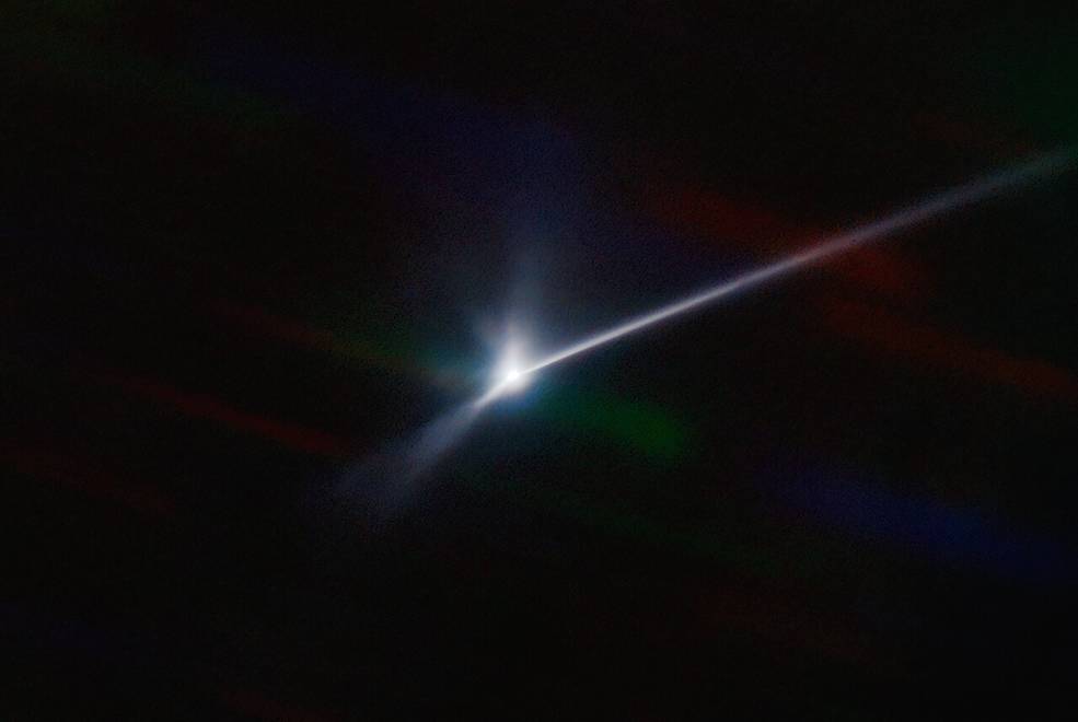 The photo taken by the SOAR telescope in Chile shows the side view of the material flow on the surface of the Dimorphos