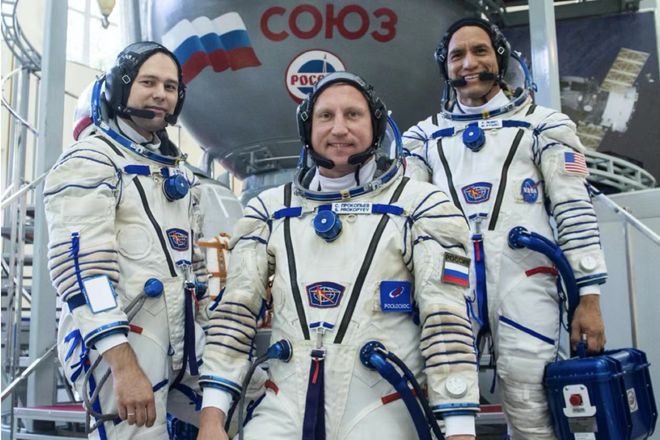 Russian and American astronauts aboard the Soyuz MS-22 into the ...