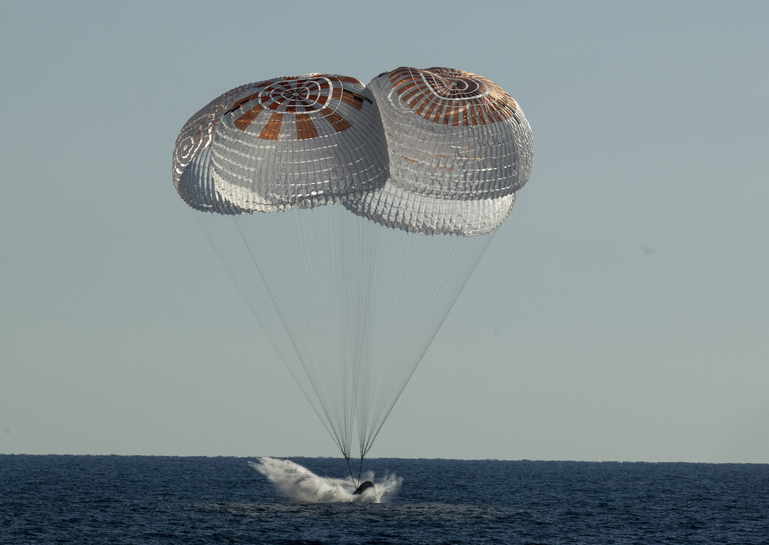 The SpaceX Crew Dragon Freedom spacecraft is seen as it lands with NASA astronauts Kjell Lindgren, Robert Hines, Jessica Watkins, and ESA ( European Space Agency ) astronaut Samantha Cristoforetti aboard in the Atlantic Ocean off the coast of Jacksonville, Florida, Friday, Oct. 14, 2022. Lindgren, Hines, Watkins, and Cristoforetti are returning after 170 days in space as part of Expeditions 67 and 68 aboard the International Space Station. Photo Credit: ( NASA/Bill Ingalls )